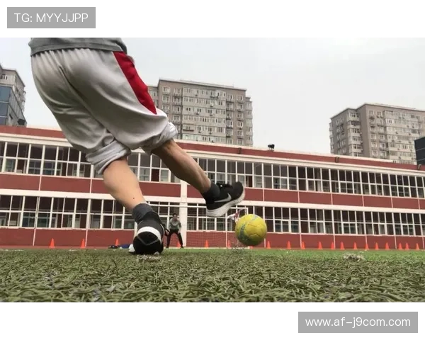 基于校园足球的守门员专项训练体系构建与实施策略研究及实践路径探析